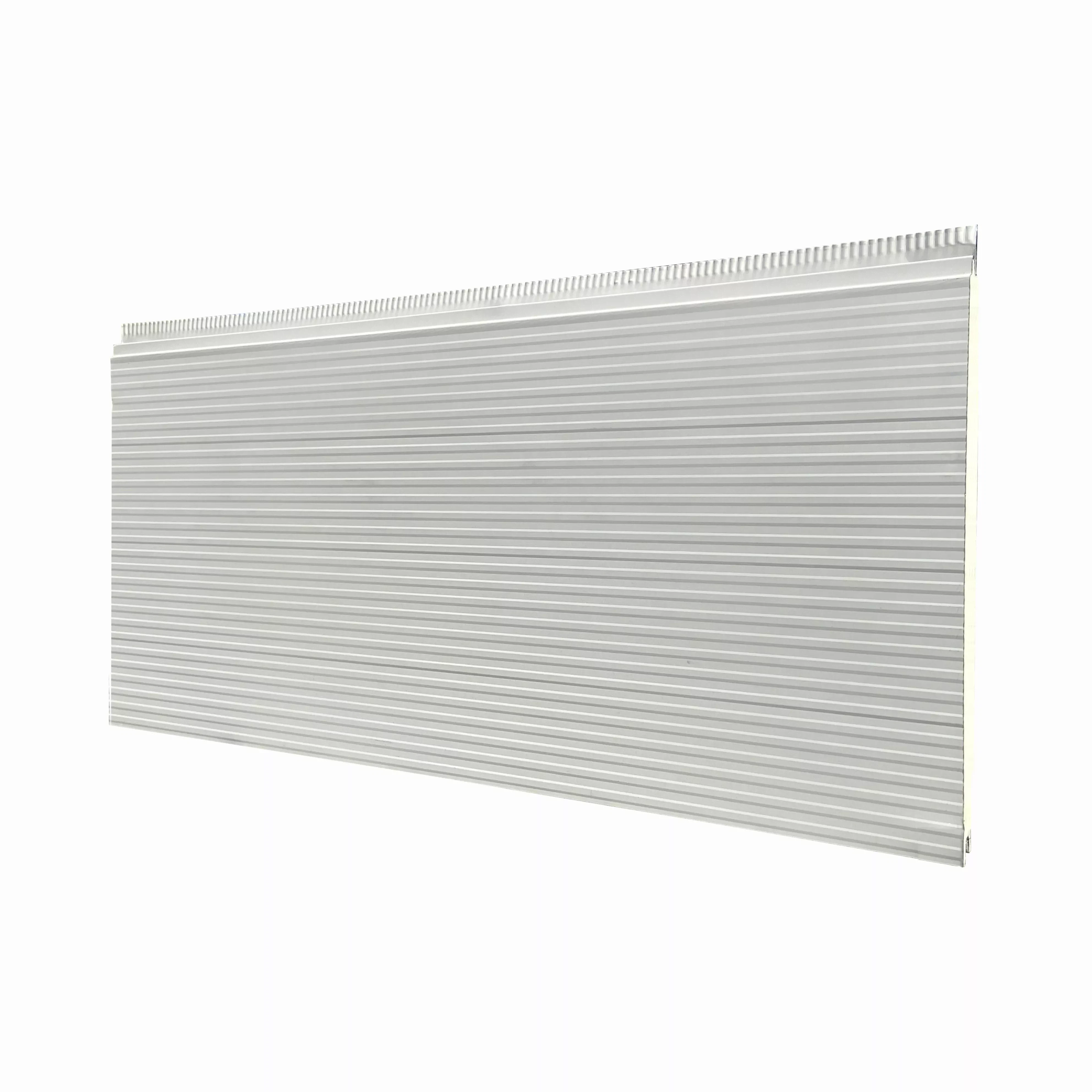 Wąski karbowany metalowy panel boczny